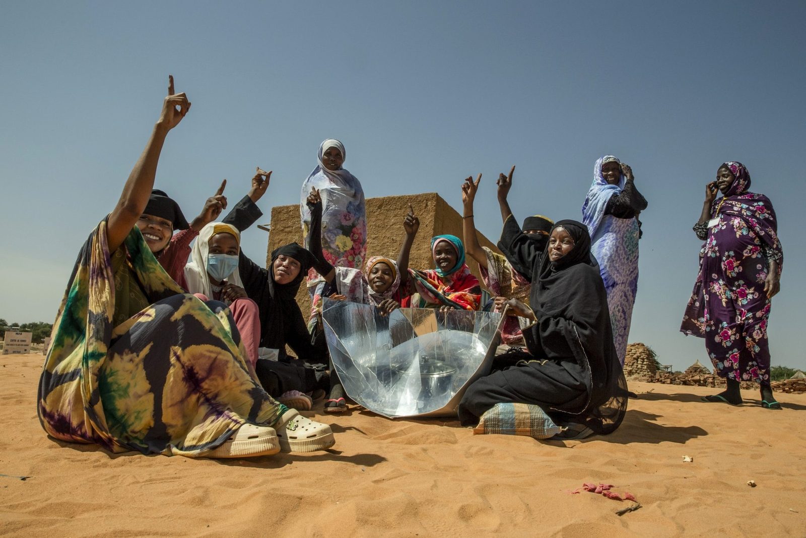 Koken op een solar cooker in een vluchtelingenkamp in Tsjaad